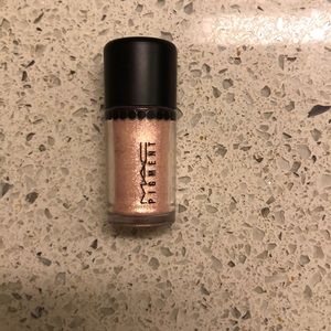 MAC light pink pigment